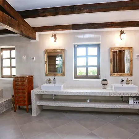 Carolus Villa *