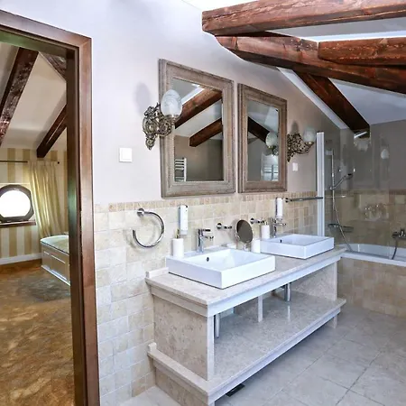 Carolus Villa